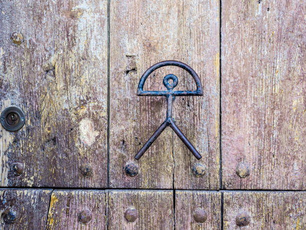 Imagen del indalo como tirador de puerta, simbolo muy presente en la cultura almeriense