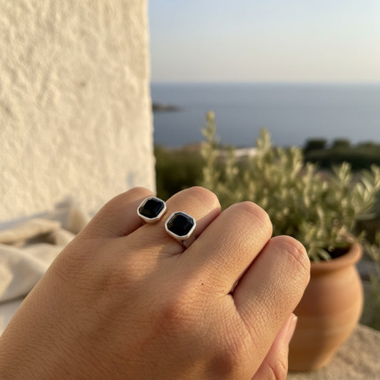 Anillo Tesoro con cristal de Swarovski elements en color negro de Maldita Rita, visto en la mano.