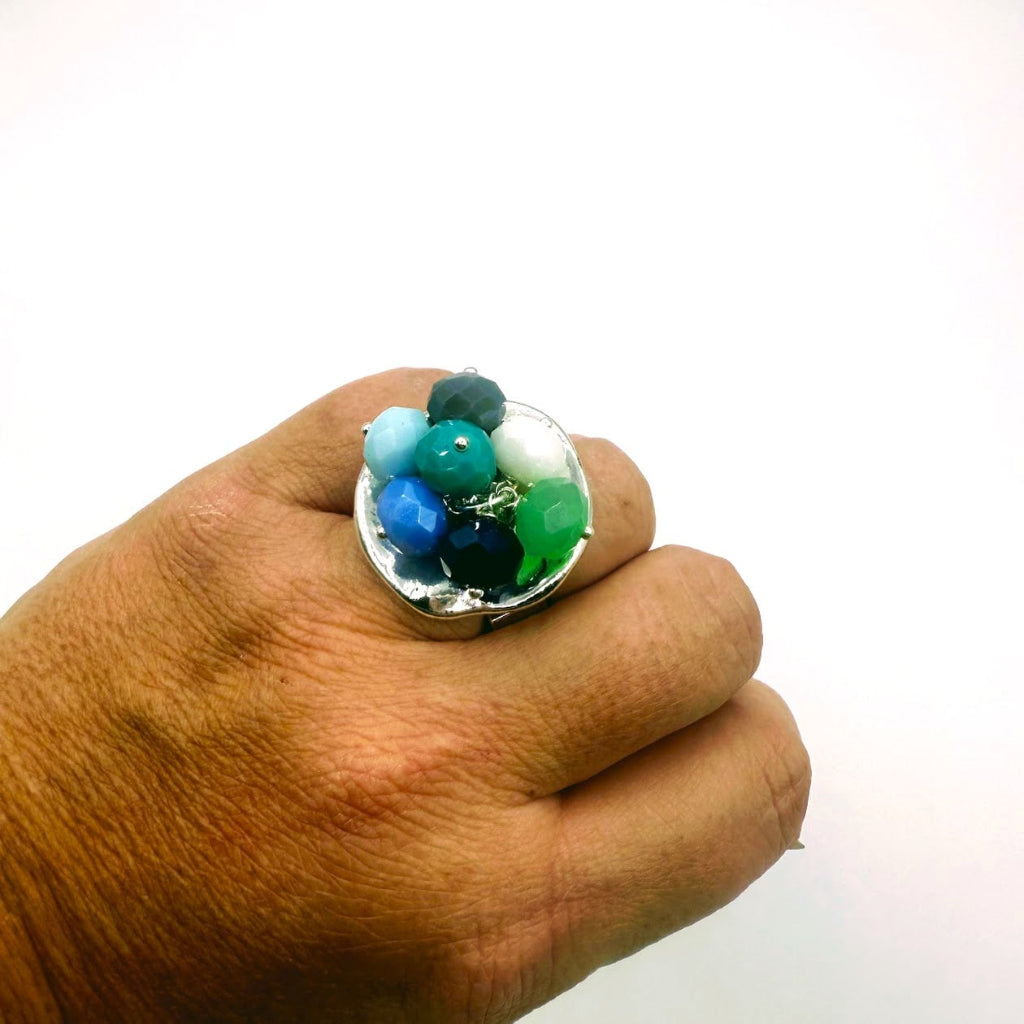 Anillo Lunática e Maldita Rita visto en la mano