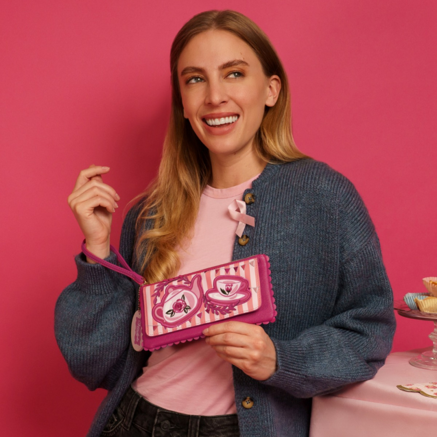 Billetera Bellamy Pink Afternoon Tea Bus de Vendula London y venta en Maldita Rita. Con modelo.