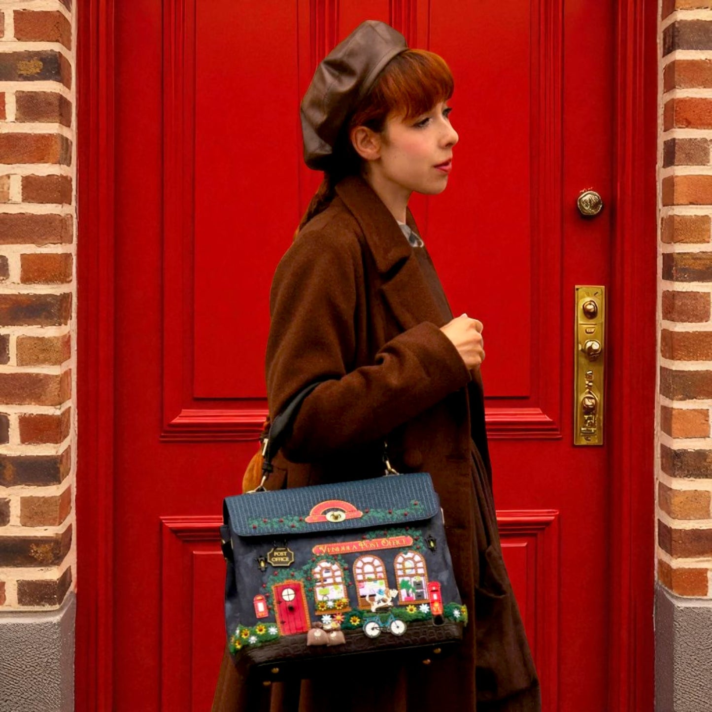 Bolso Grace The Old Post Office - Navy Edition, con modelo, de venta en Maldita Rita