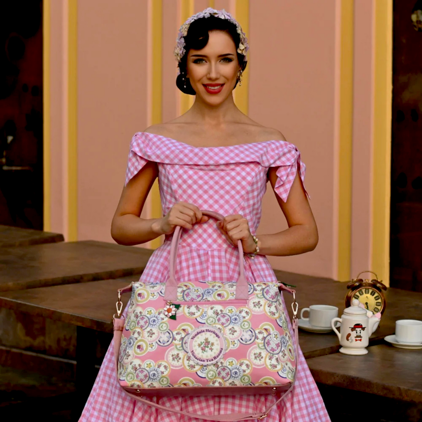 Bolso fin de semana Vicoria tea room de Vendula London, venta en Maldita Rita. Modelo eneñando por detrás.