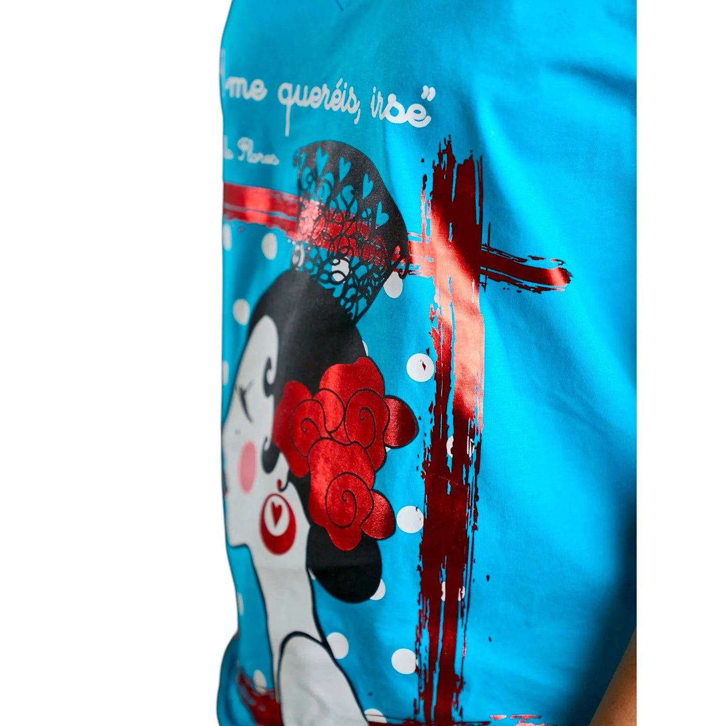 Camiseta LOLA de Anabel Lee ropa, venta en Maldita Rita, detalle del dibujo y flores