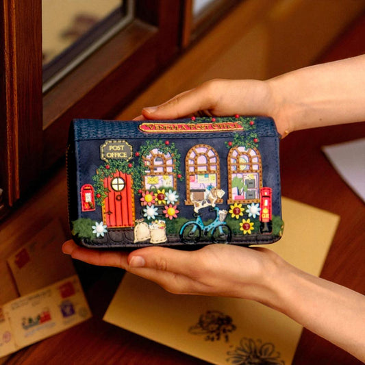 Cartera con Cremallera Alrededor The Old Post Office - Navy Edition, de Vendula London, en mano y venta en Maldita Rita