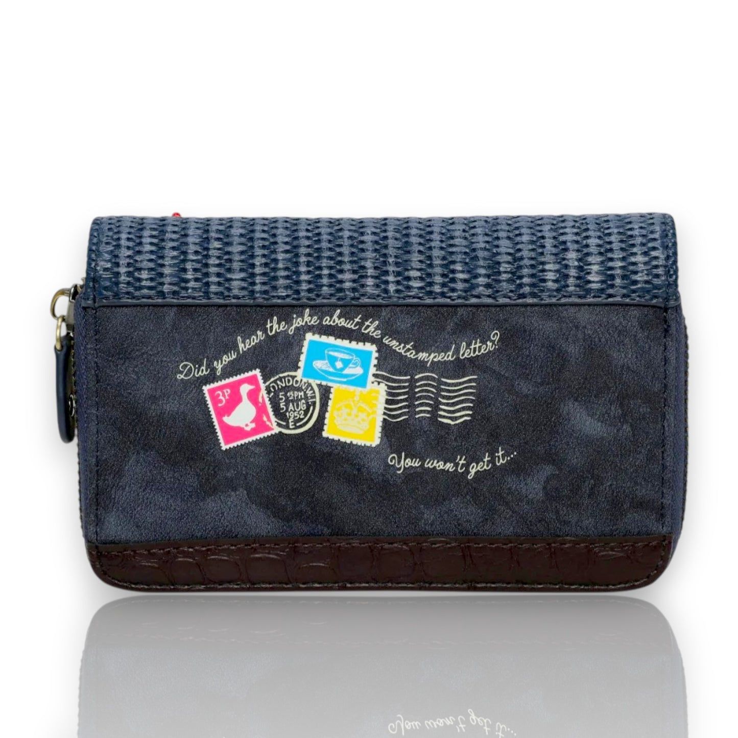 Cartera con Cremallera Alrededor The Old Post Office - Navy Edition, de Vendula London, trasera y venta en Maldita Rita
