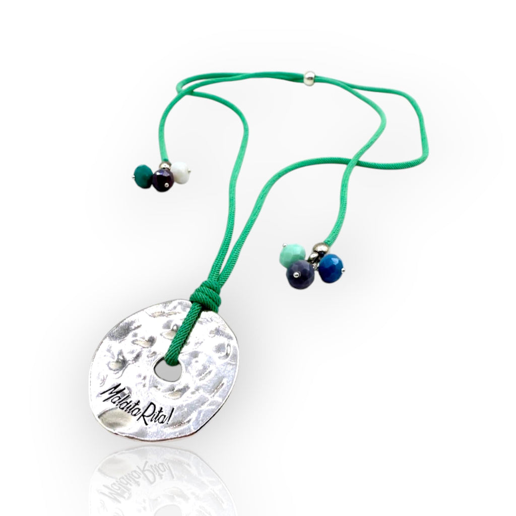 Colgante plata con cordon verde menta y bolas de cristal de la marca Maldita Rita