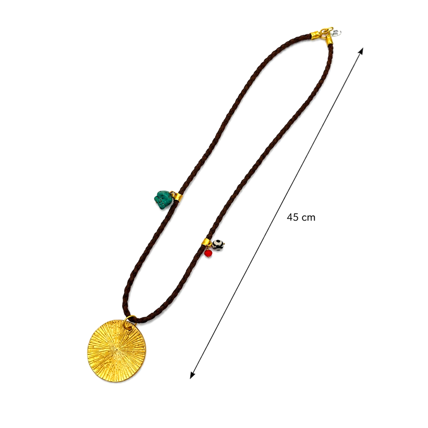 Colgante marrón con medallón dorado mate y piedras naturales, turquesa, rojo y blanco-negro. Diseño de Maldita Rita Joyería Almería. Medida del colgante.