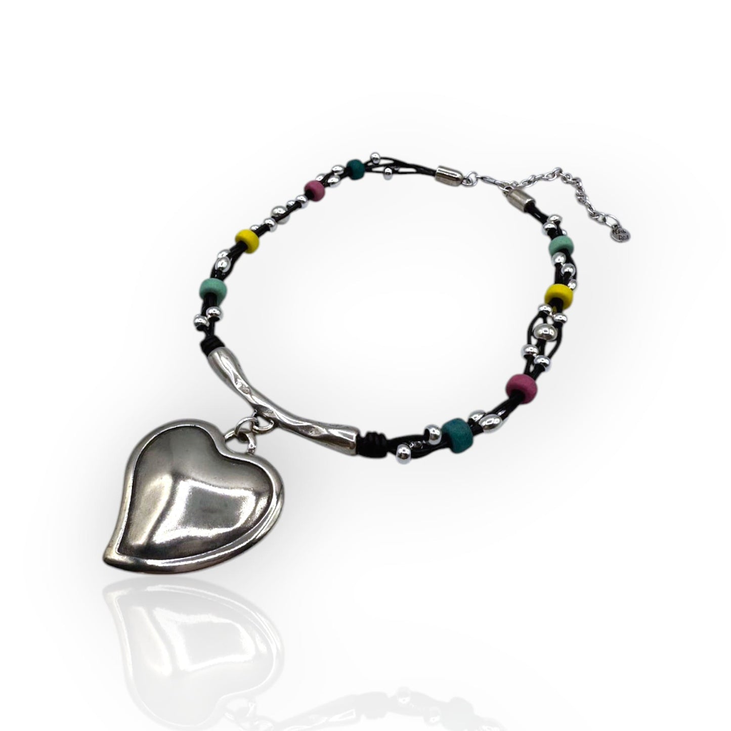 Collar Charo con corazón y cuero y cuentas de colores, de Maldita Rita