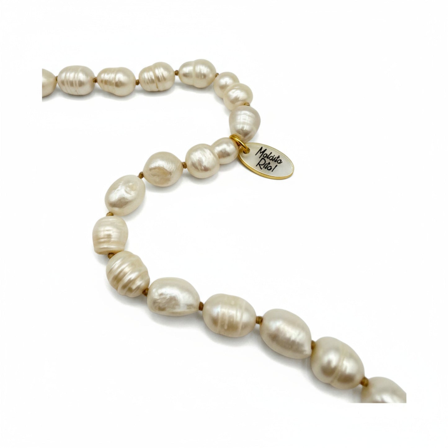 Collar Cuore en perla blanca de Maldita Rita, collar perlas de mujer, detalle del logo de la marca y de las perlas anudadas