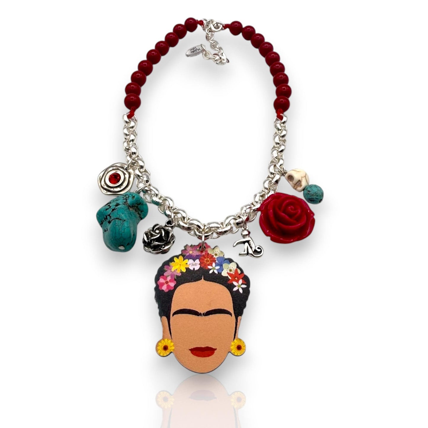Collar rojo y plata con colgantes mexicanos de Frida Kahlo, marca Maldita Rita, detalle