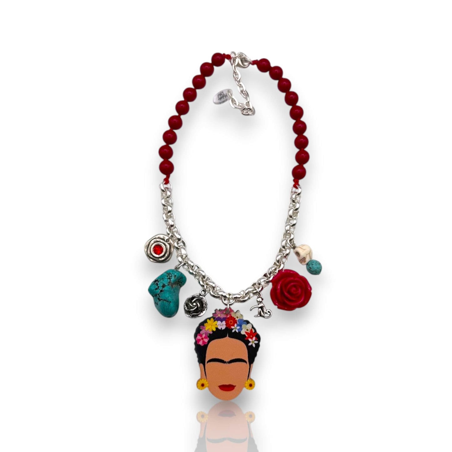 Collar rojo y plata con colgantes mexicanos de Frida Kahlo, marca Maldita Rita