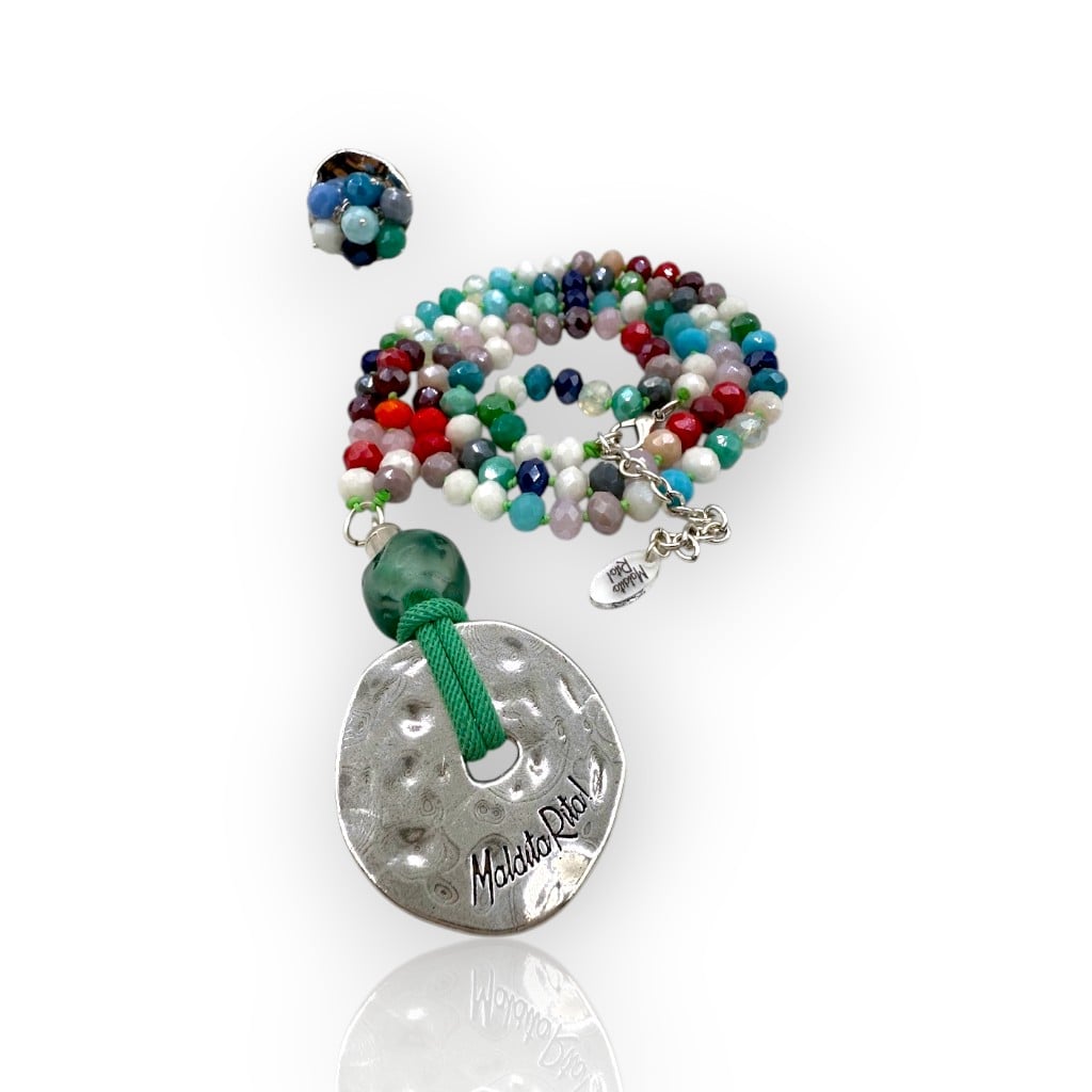 Collar en plata en tonos azules y rojos de la marca Maldita Rita junto a anillo de la colección