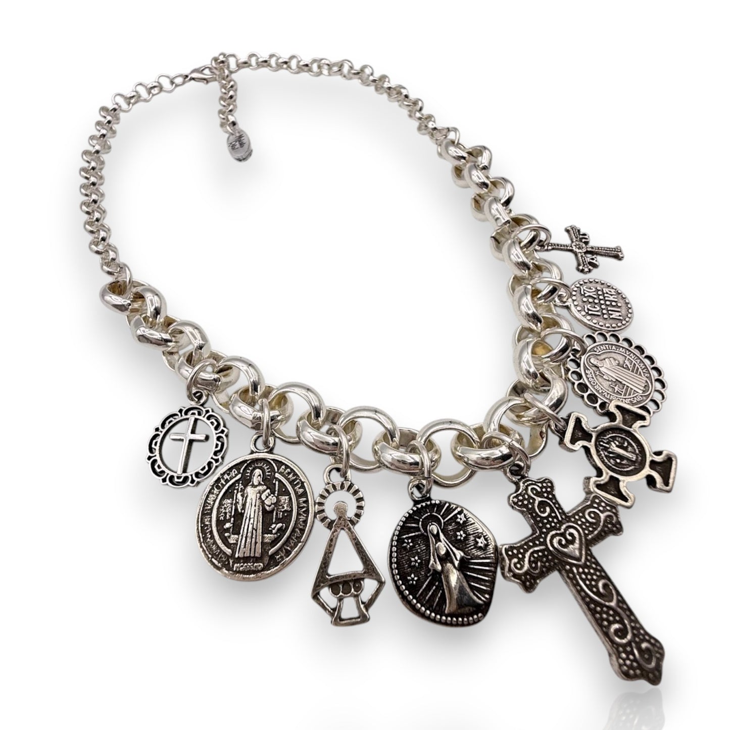 Collar Madonna, cadena con colgantes de vírgenes, santos y cruces, de la marca Maldita Rita. Vista lateral izquierda.