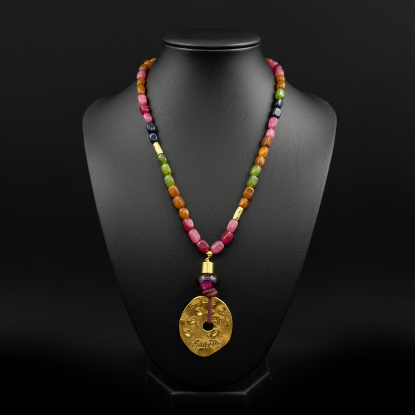 Collar largo de piedras rectangulares, turmalinas, con medallón dorado de Maldita Rita, en busto negro