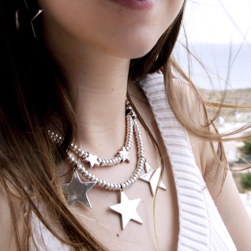 Collar Black Star diseño exclusivo de Maldita Rita, vista en cuello modelo