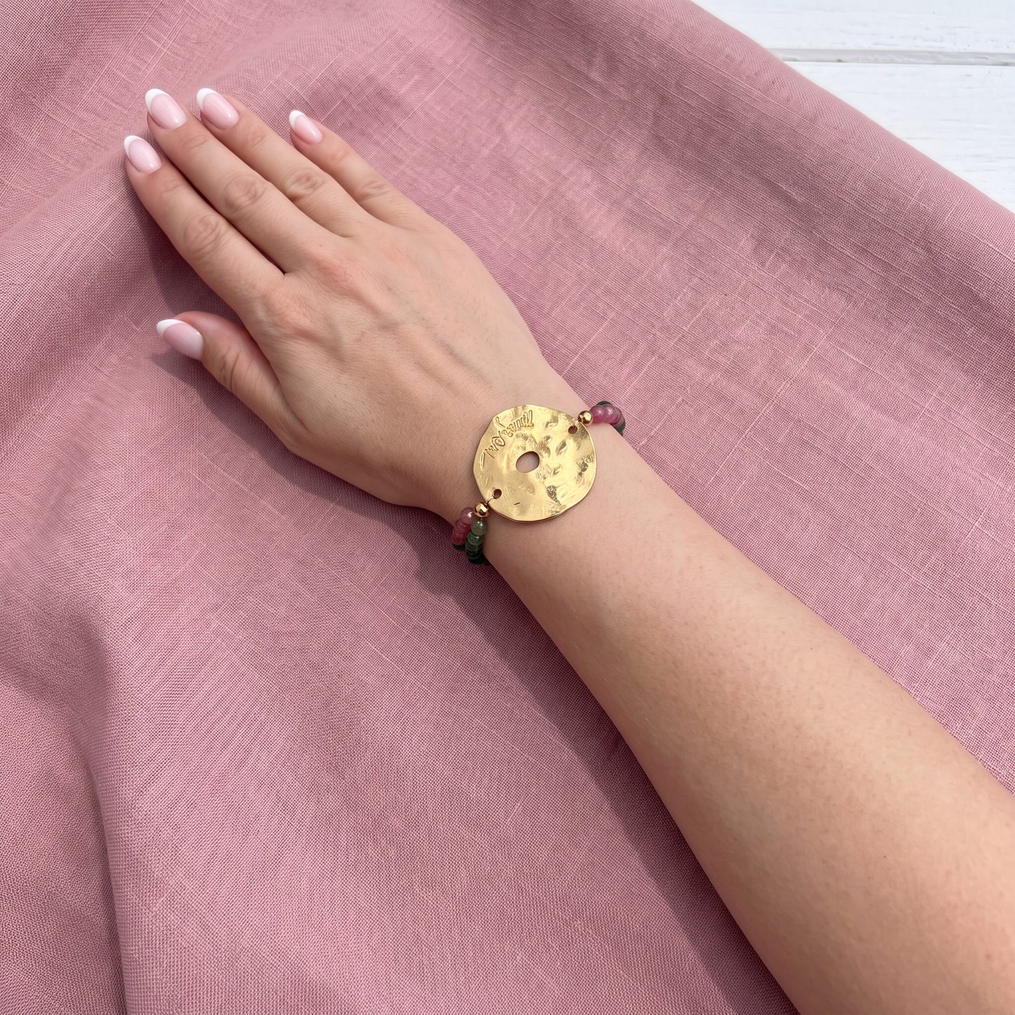 Pulsera Elástica Lunática oro vista como queda en el brazo
