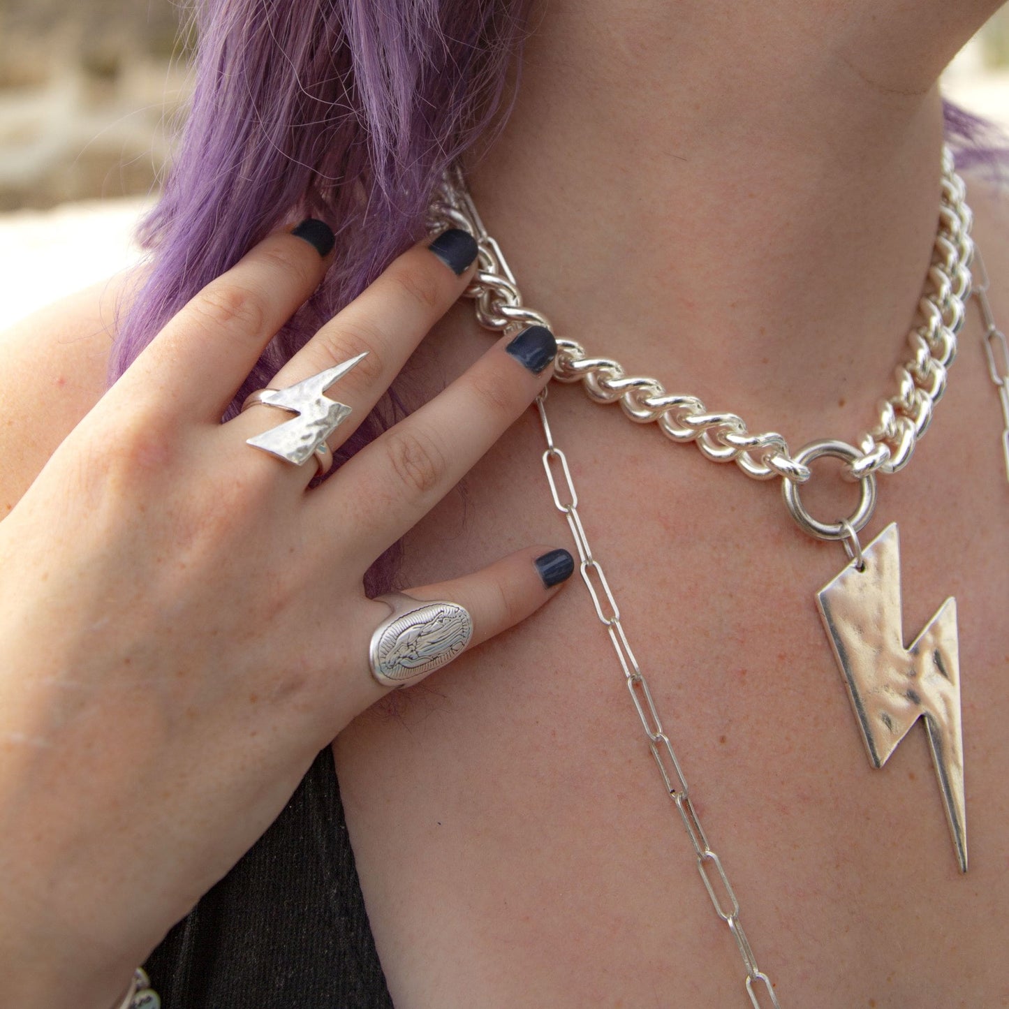 Detalle de Anillo rayo Stardust y collar de cadena con el rayo de Bowie, Maldita Rita Joyería