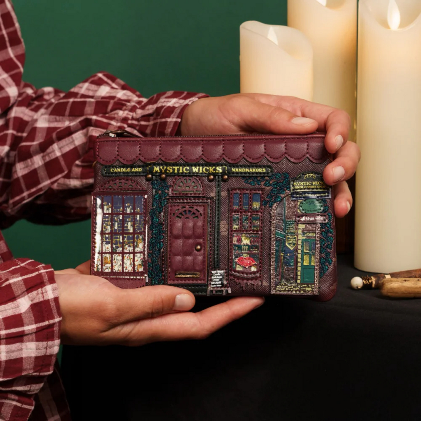 Monedero con cremallera Mystic Wicks candle and Wandmakers de Vendula London, venta en Maldita Rita con modelo