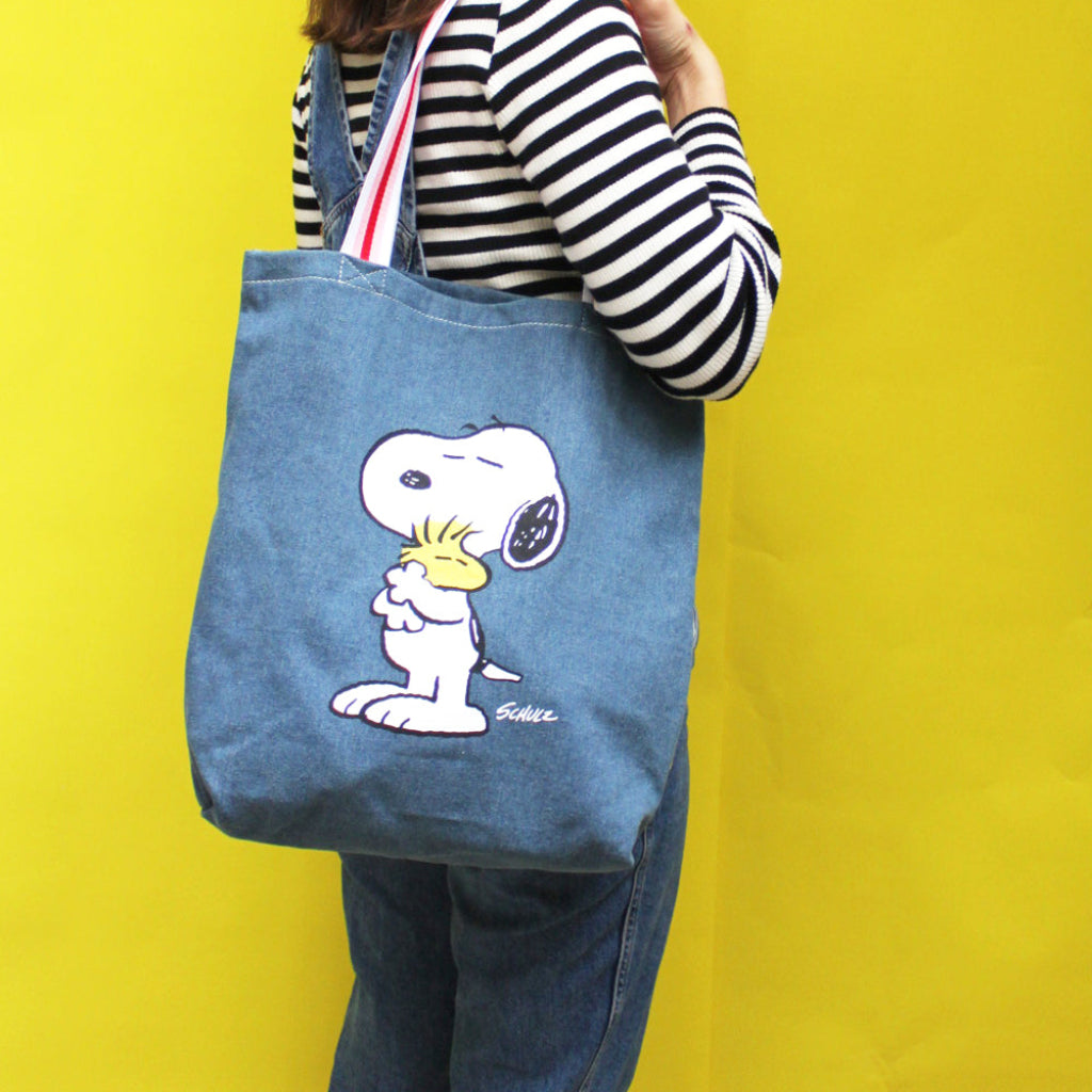 Bolso Peanuts con Snoopy y Woodstock de House of Disaster, venta en Maldita Rita, visto en modelo