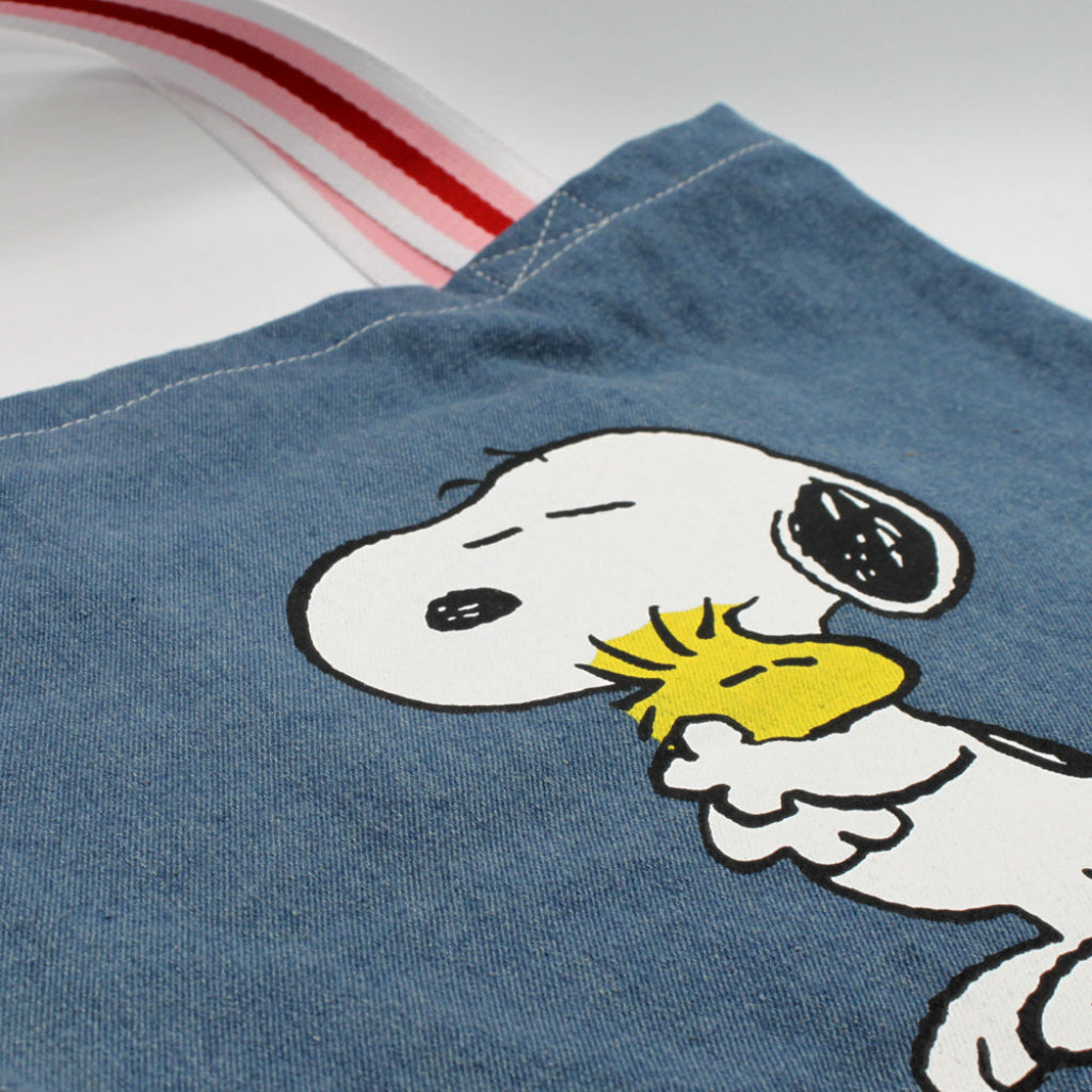 Bolso Peanuts con Snoopy y Woodstock de House of Disaster, venta en Maldita Rita, detalle del dibujo principal