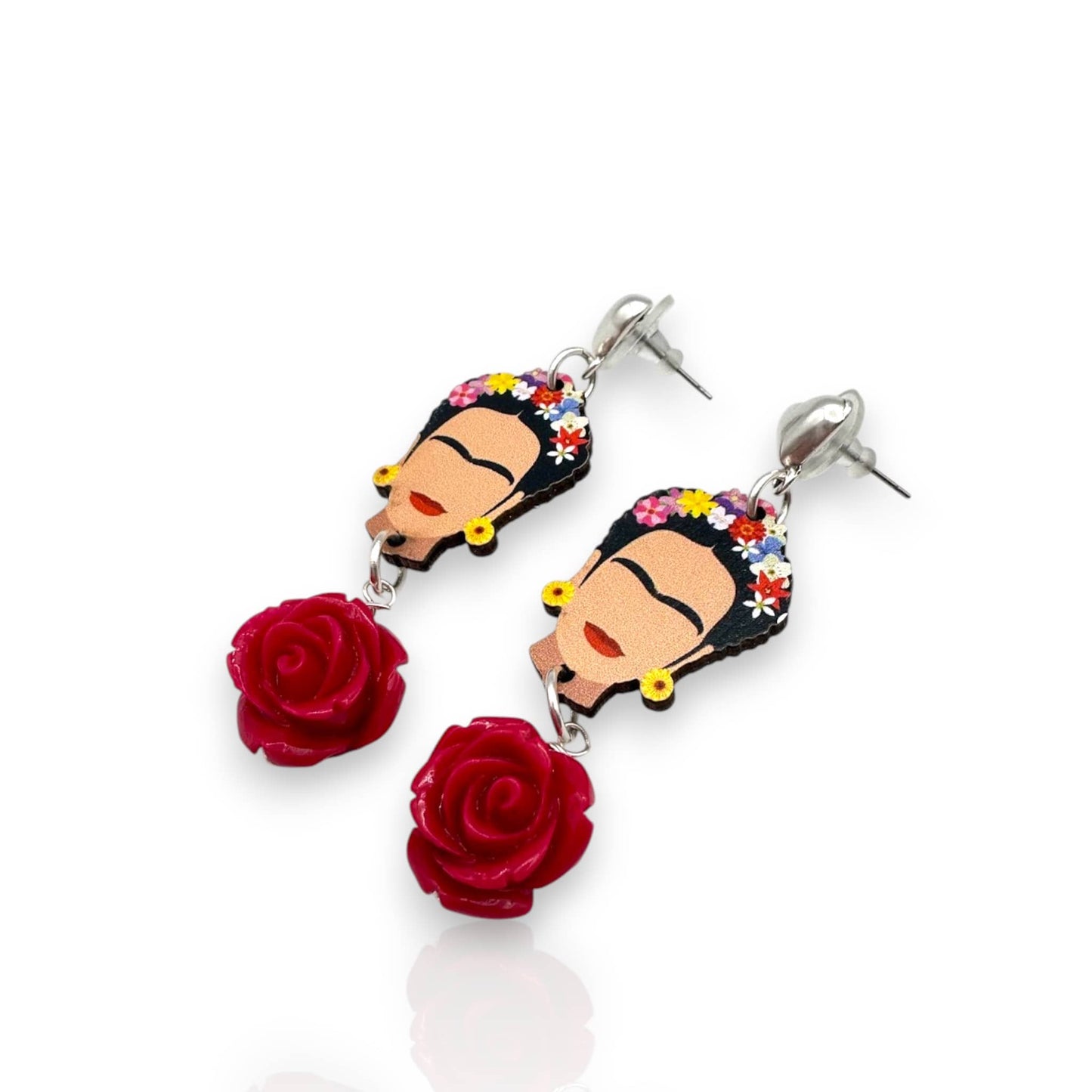 Pendientes con la cara de Frida Kahlo y rosas, de Maldita Rita. Detalle cabezal