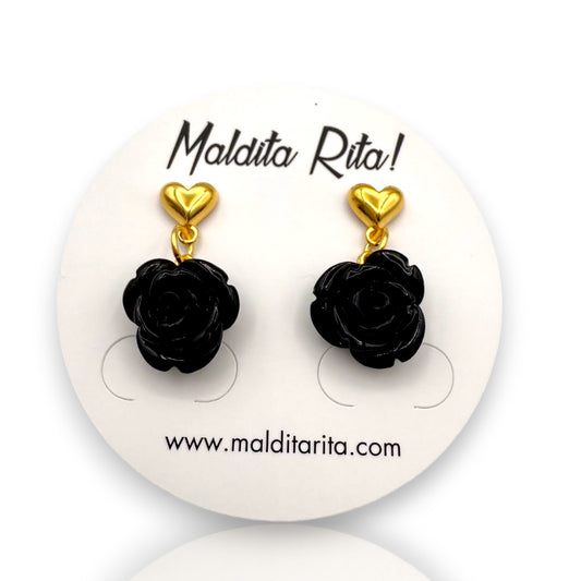Pendientes Lola negro con corazón dorado y de Maldita Rita, detalle