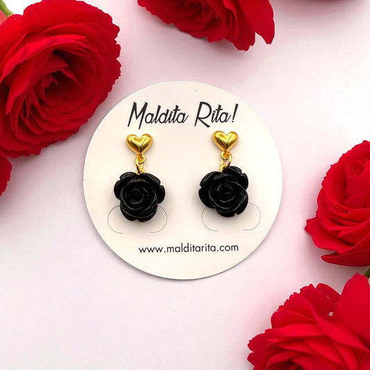 Pendientes Lola negro con corazón dorado y de Maldita Rita, con claveles