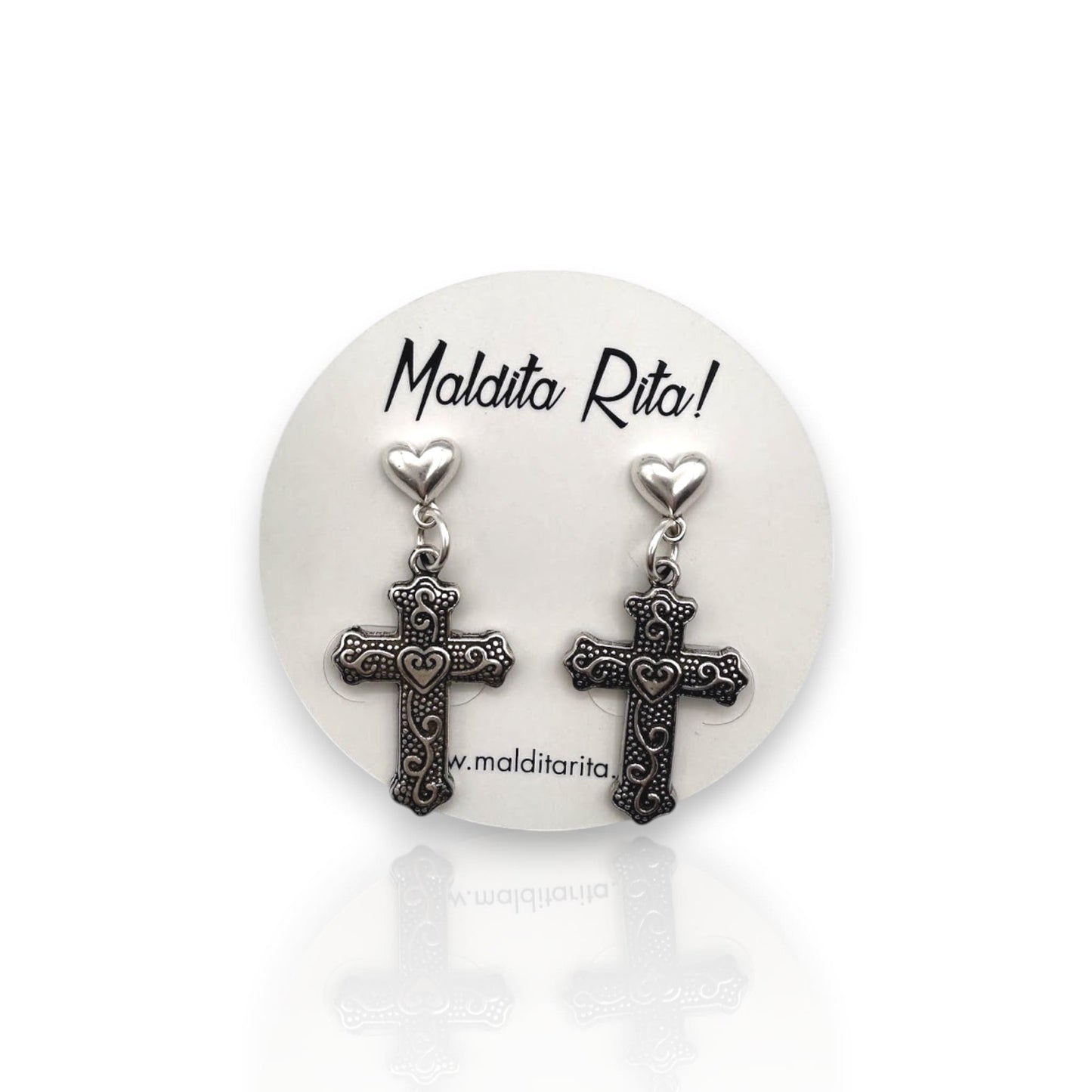 Pendientes de cruces de corazones en plata de la marca Maldita Rita, en expositor