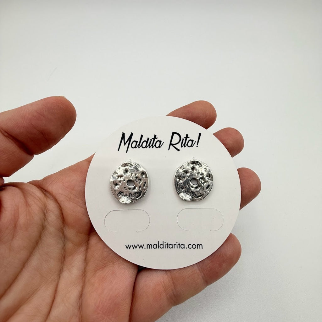 Pendientes Lunática plata, vistos en la mano