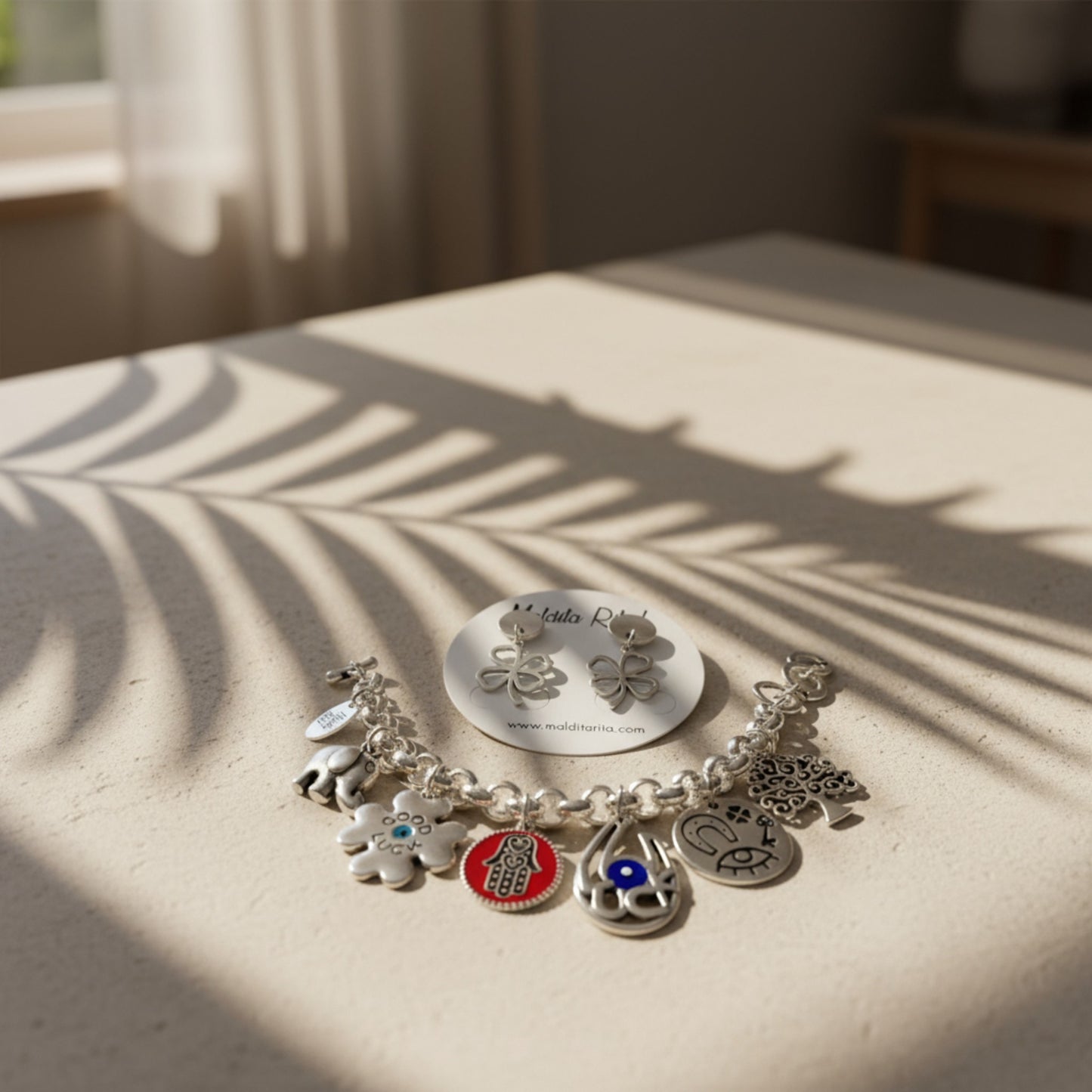 Pulsera y pendientes Suertecita de Maldita Rita – con amuletos de la suerte hechos a mano en Almería, España.