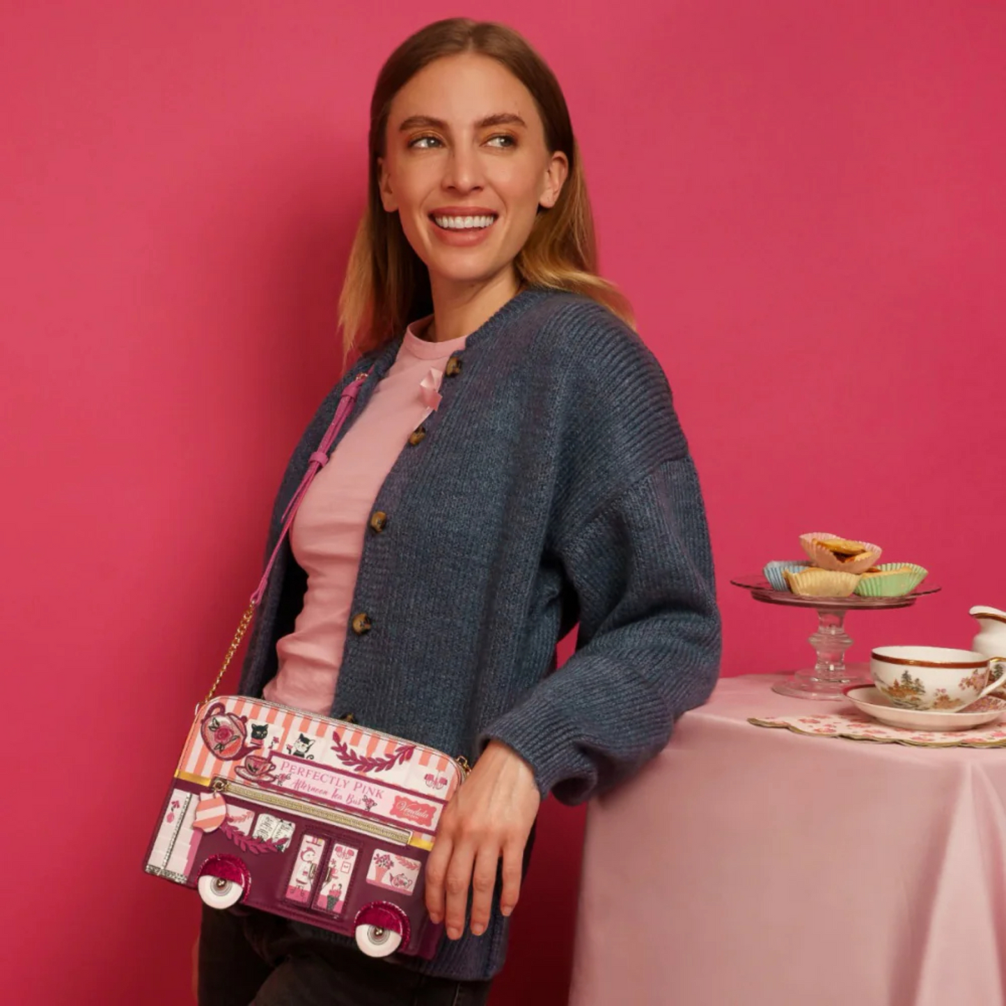 Bolso clutch Perfectly Pink Afternoon tea bus de Vendula London n Maldita Rita, modelo.