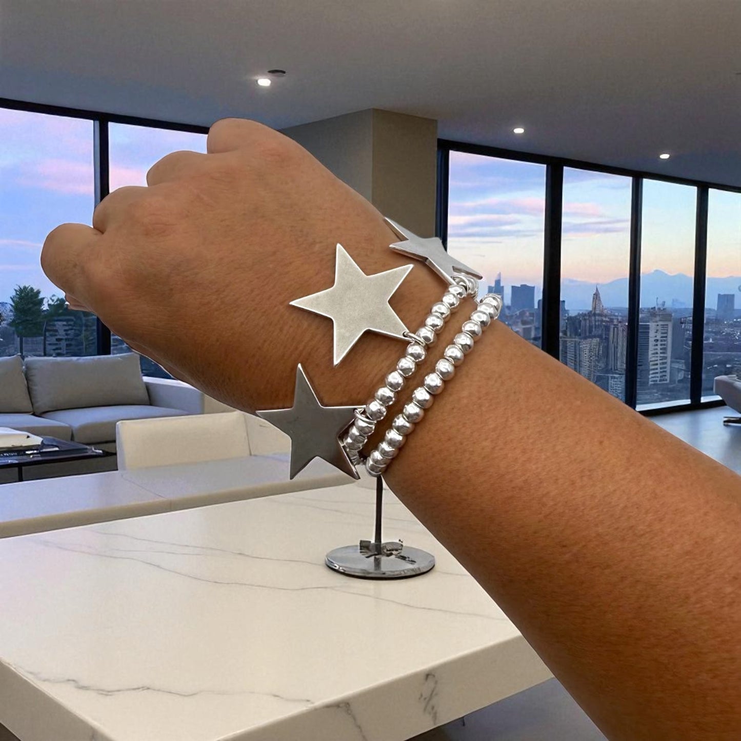 Pulsera Black Star de Maldita Rita, en plata con estrellas, como queda puesta
