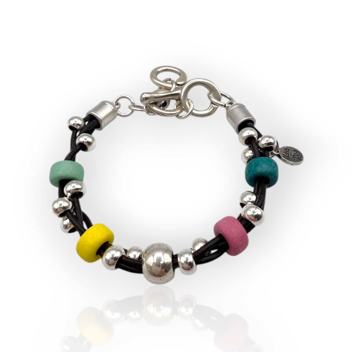 Pulsera Cuero Charo con bolas plata y de cerámica, de Maldita Rita