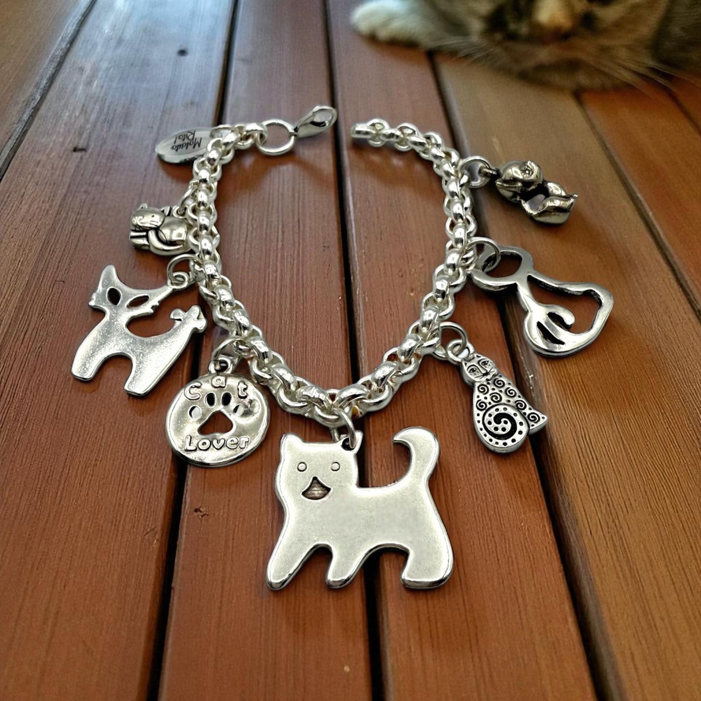 Pulsera Gatos de Maldita Rita!, cadena con charms de gatitos, en madera
