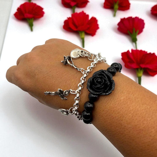 Pulsera elastica Lola, de Maldita Rita, claveles, vista en mano