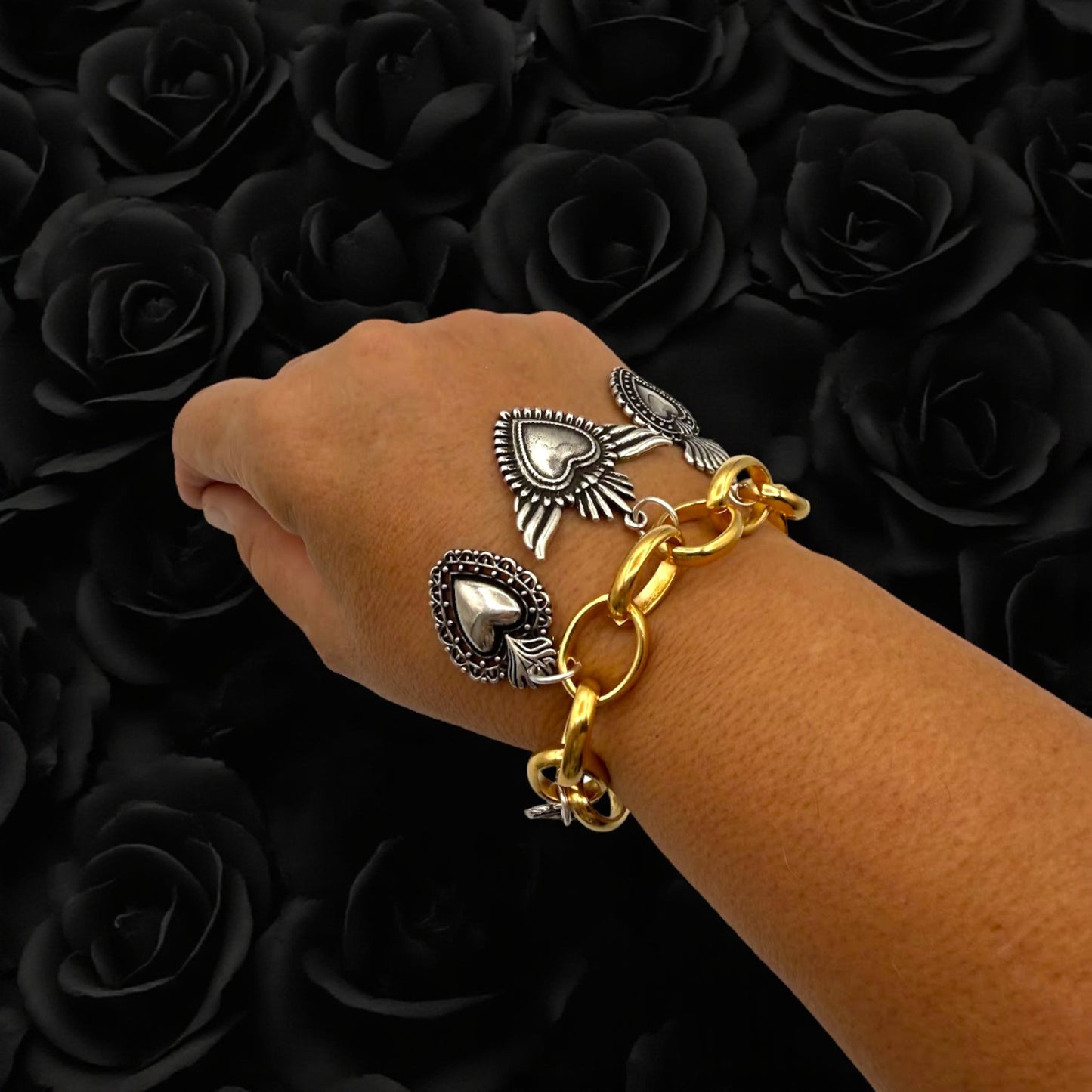 Pulsera Milagrito oro de Maldita Rita, vista en modelo sobre negro
