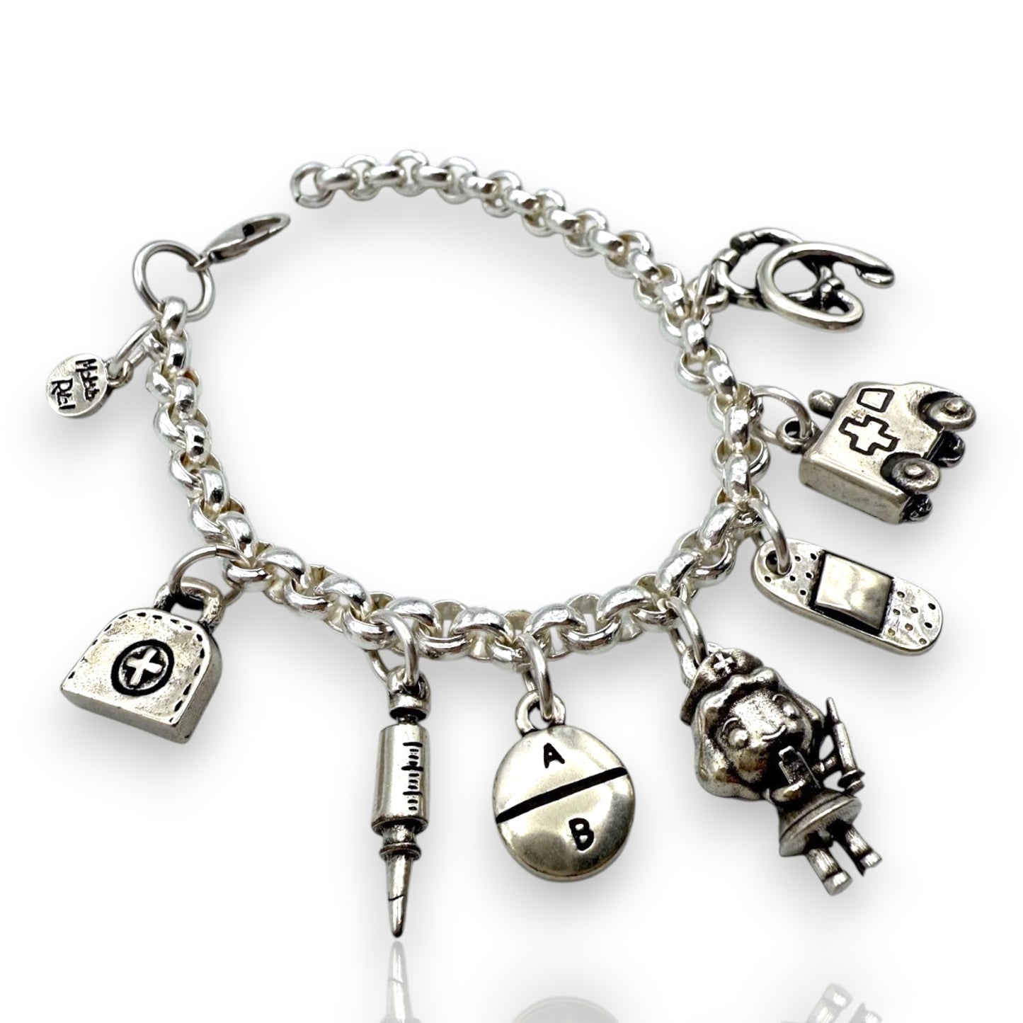 Pulsera de Enfermera de Maldita Rita, en mesa de enfermería, detalle