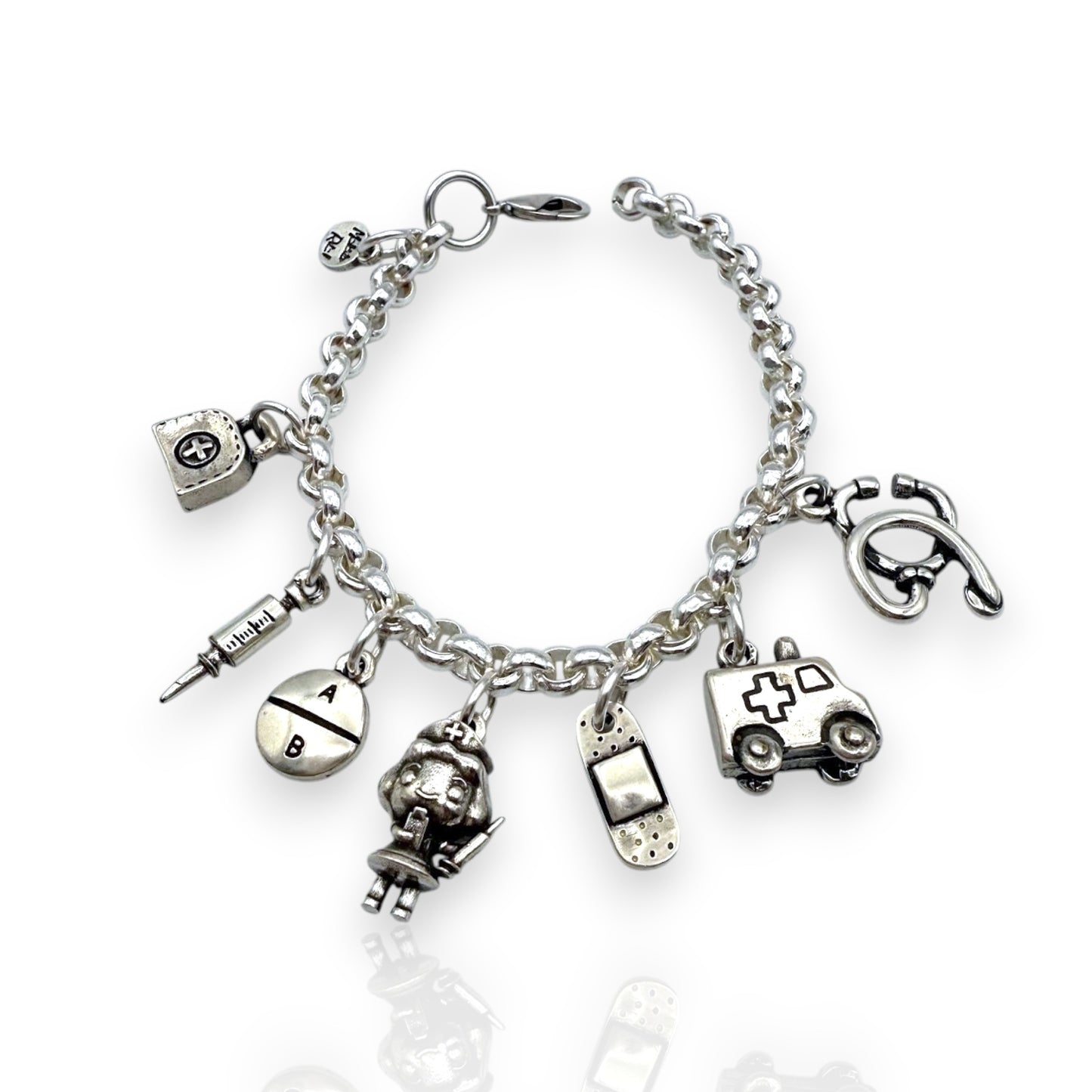 Pulsera de Enfermera de Maldita Rita, en mesa de enfermería, detalle lateral