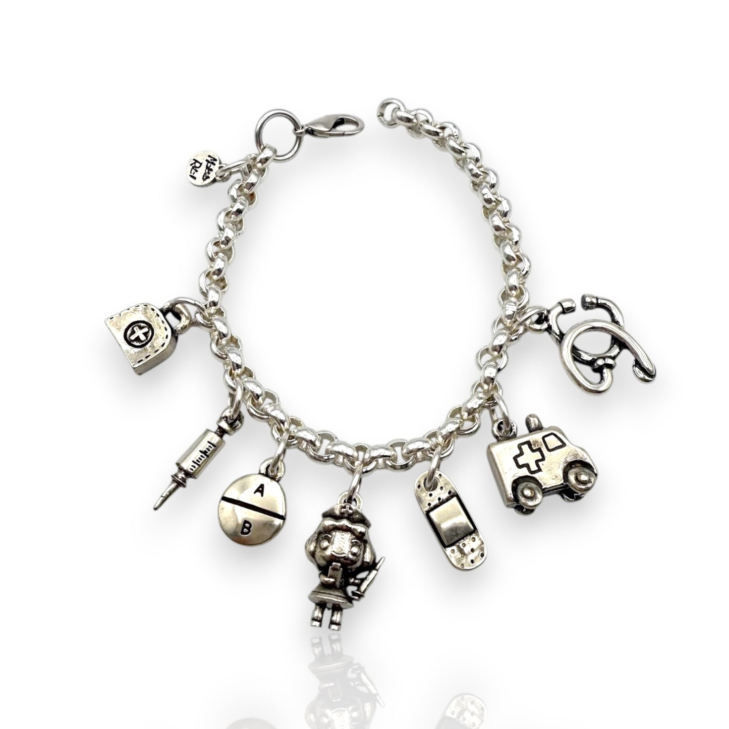 Pulsera de Enfermera de Maldita Rita, en mesa de enfermería, principal