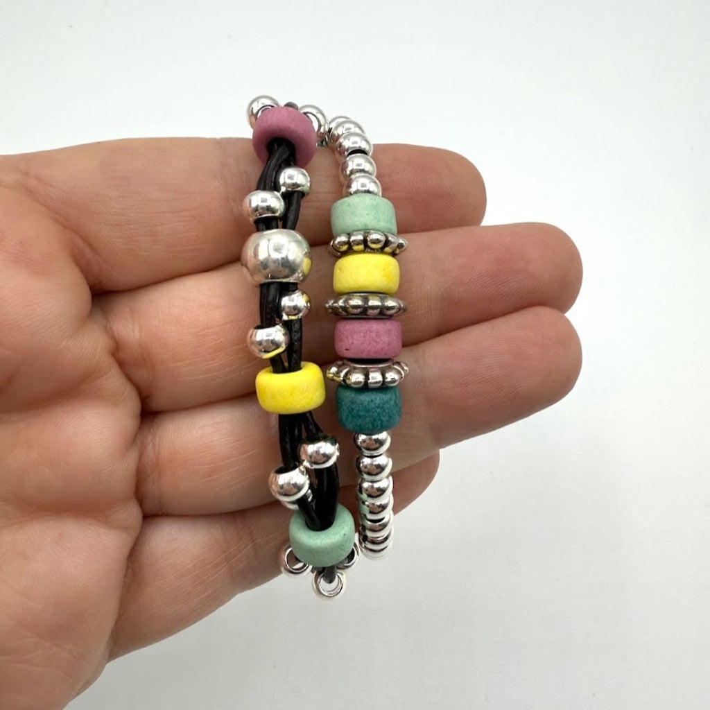 Pulseras Charo de Maldita Rita vista en la mano