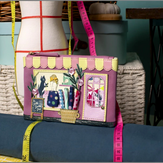 Vendula Sewing shop, monedero con cremallera, de Vendula London. Venta en Maldita Rita. Escena de modista