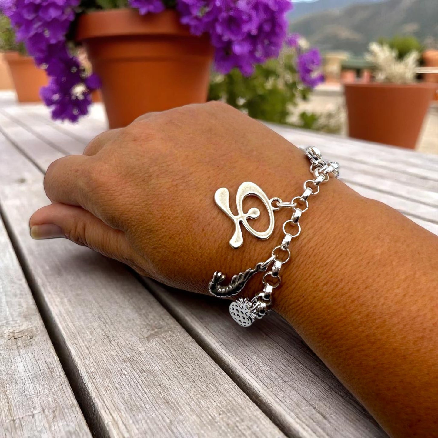 Pulsera de cadena con colgantes temáticos de Almería, Indalo, gamba de Garrucha, Sol de Portocarrero... Marca Maldita Rita