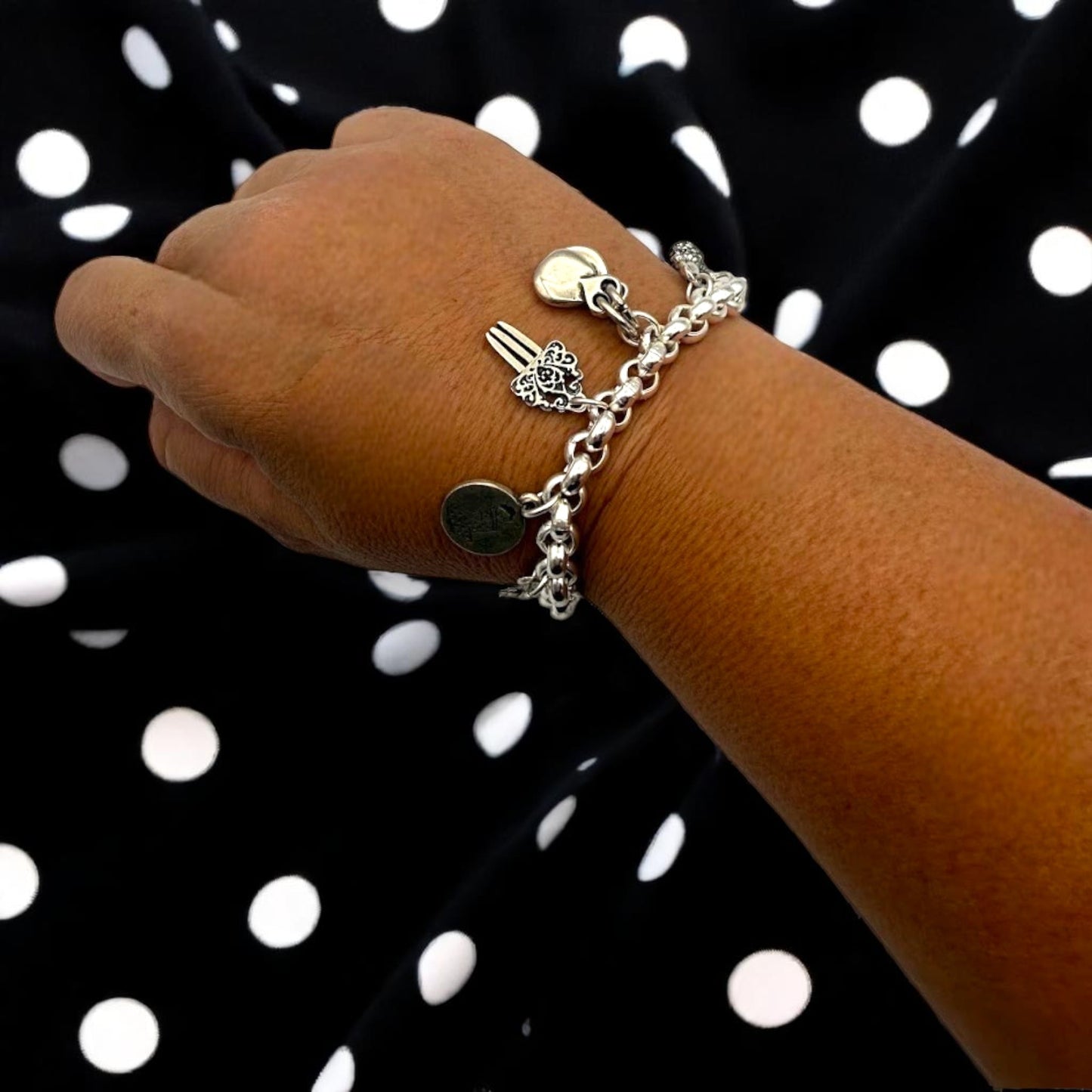 Pulsera lamenca española con colgantes de faralaes, peineta, castañuela, bailaora...de la marca aldita Rita