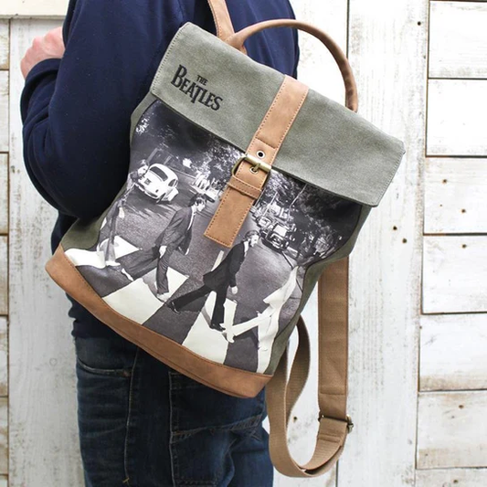 Mochila Abbey Road deThe Beatles de venta enMaldita Rita.  Vsta en modelo