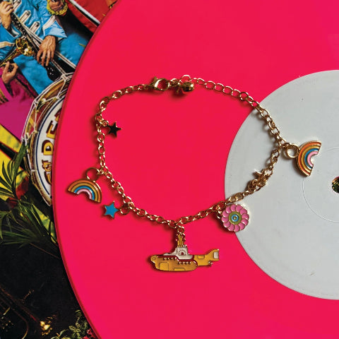 Pulsera dorada con charms del Submarino amarillo, tema de los Beatles, vista completa