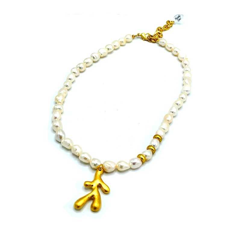Gargantilla "Coralillo" de Maldita Rita, perlas de río y colgante en forma de coral en dorado mate.