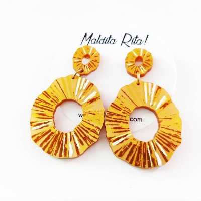 pendientes metacrilato en tonos dorados de la marca española de bisutería y joyería Maldita Rita