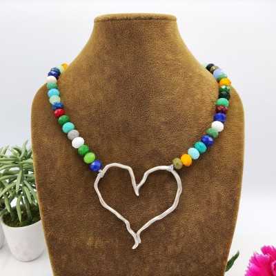Collar hecho con bolas facetadas de colorines, fabricado por Maldita Rita, venta online
