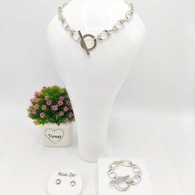 Collar corto de cadena en color plata, cierre con aro y palo, diseño de Maldita Rita
