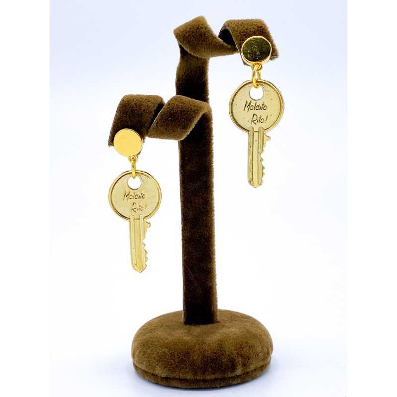 Pendientes en forma de llave, dorados, colección Libérame, de la marca de bisutería española, Maldita Rita.